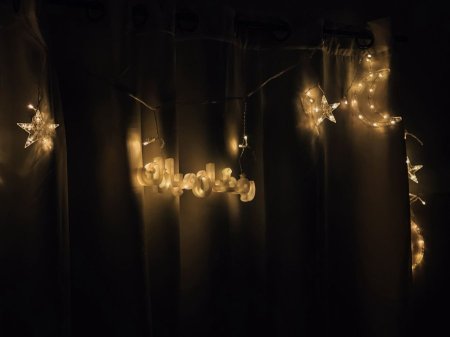 شلال اضاءة أصفر