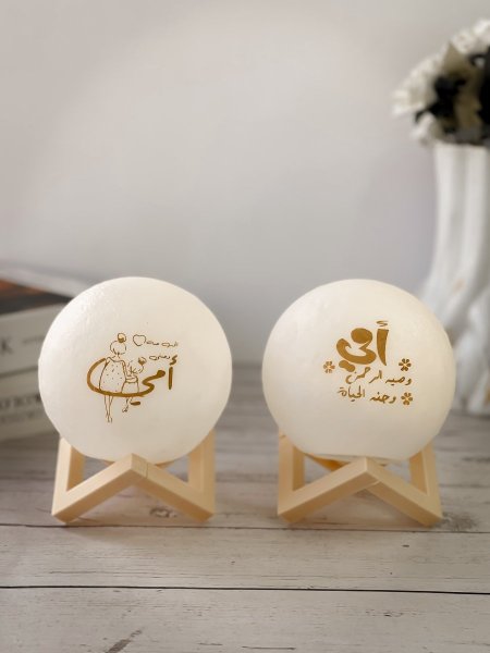 قمر مضيء  مع عبارات للأم