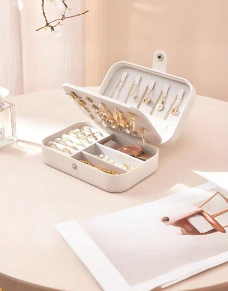أبيض
