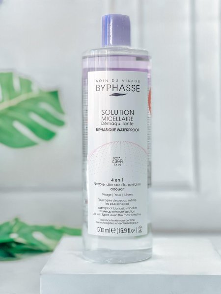 مزيل المكياج المقاوم للماء