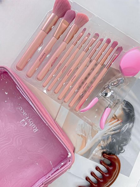 طقم فراشي للوجه مع شنطة Ruby Face